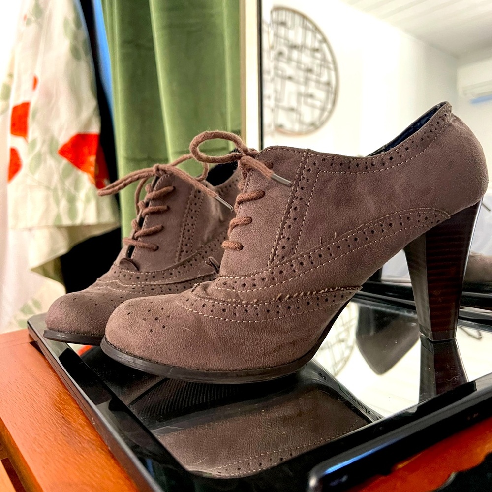 FIONI Wingtip Style Laced Oxford Heel Faux Suede ; Casual heeled dark brown